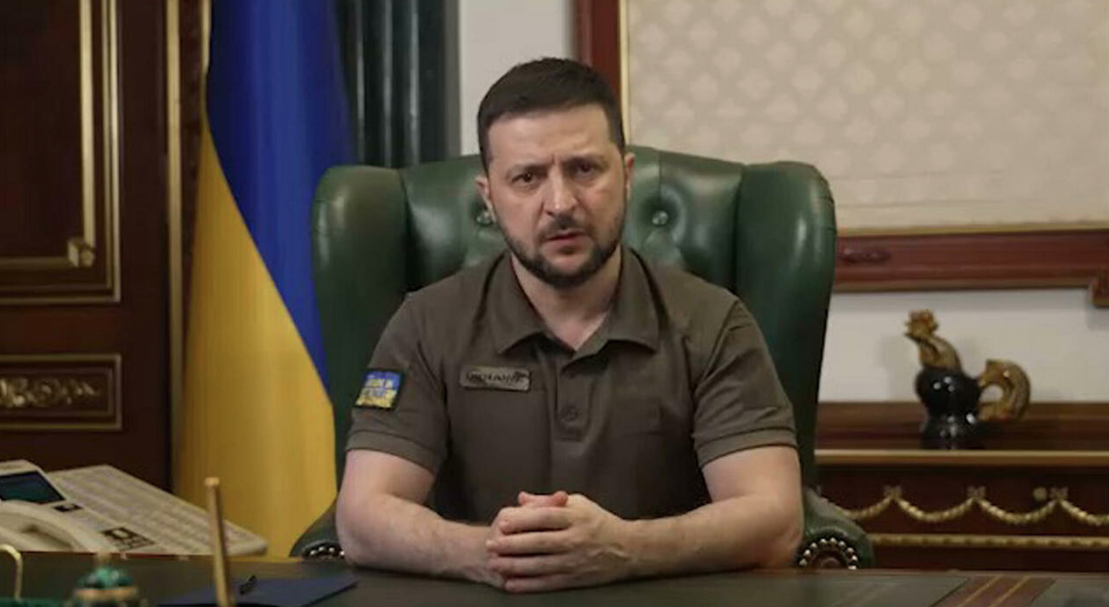 Zelensky agli studenti britannici: "La Russia vuole cancellare la nostra storia e il nostro stato"
