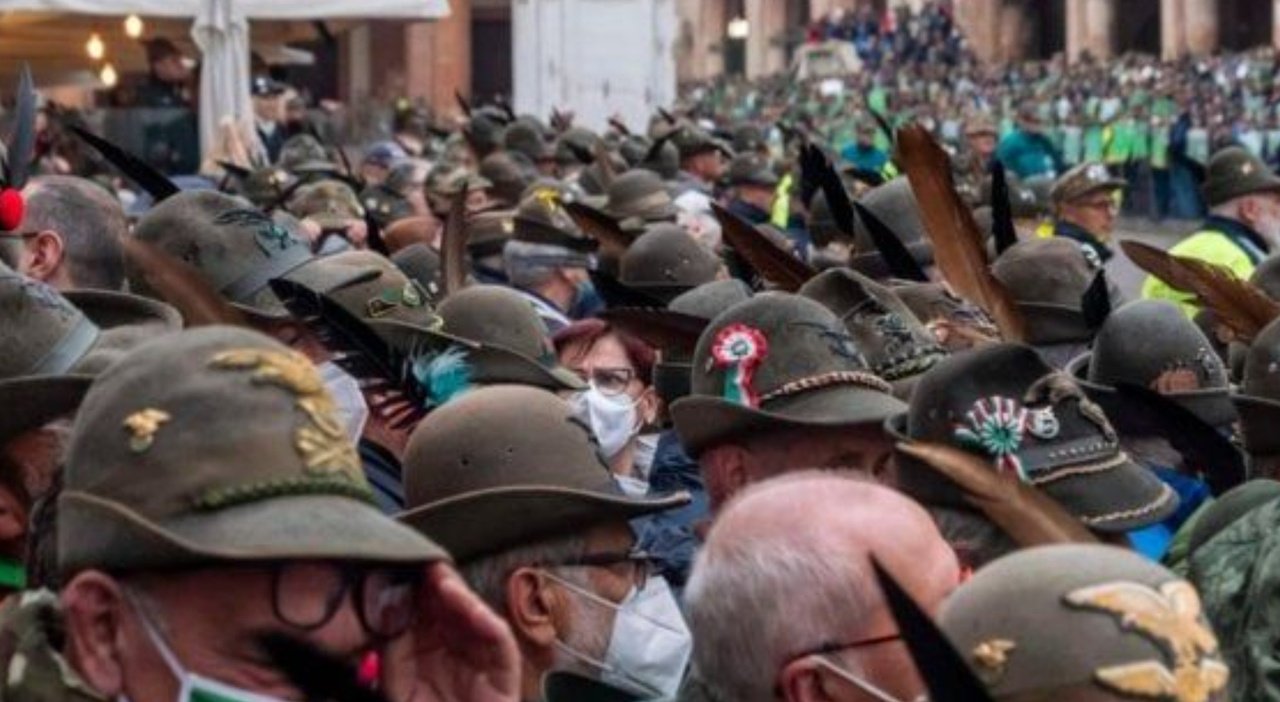 Vergogna Alpini: un video di Fanpage mostra le molestie subite da decine di ragazze a Rimini