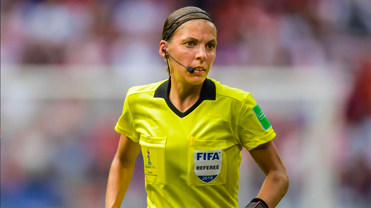 Qatar 2022, tre arbitri donna al Mondiale: è la prima volta nella storia