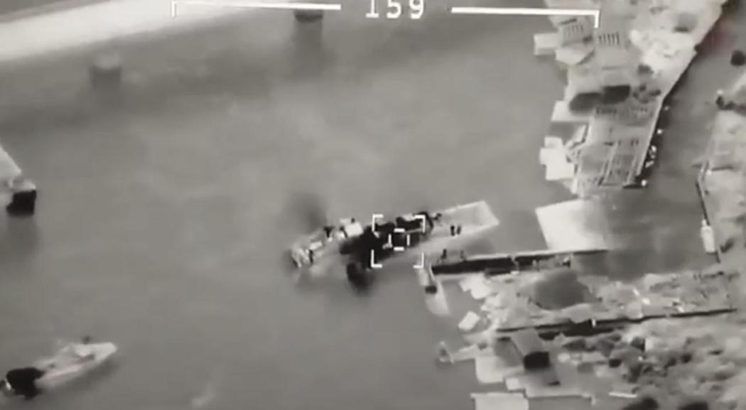 Guerra, gli aerei russi bombardano e distruggono una corvetta della marina ucraina