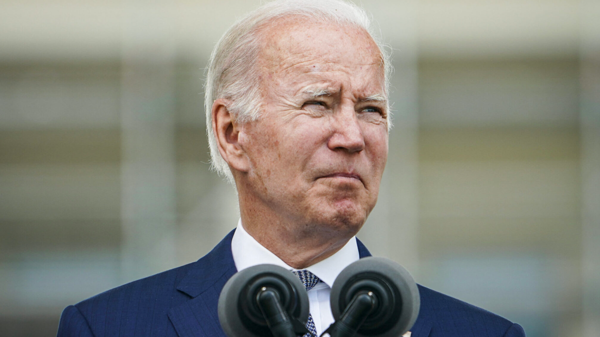 Biden promette a Zelensky un altro miliardo di dollari in armi: artiglieria e sistemi missilistici