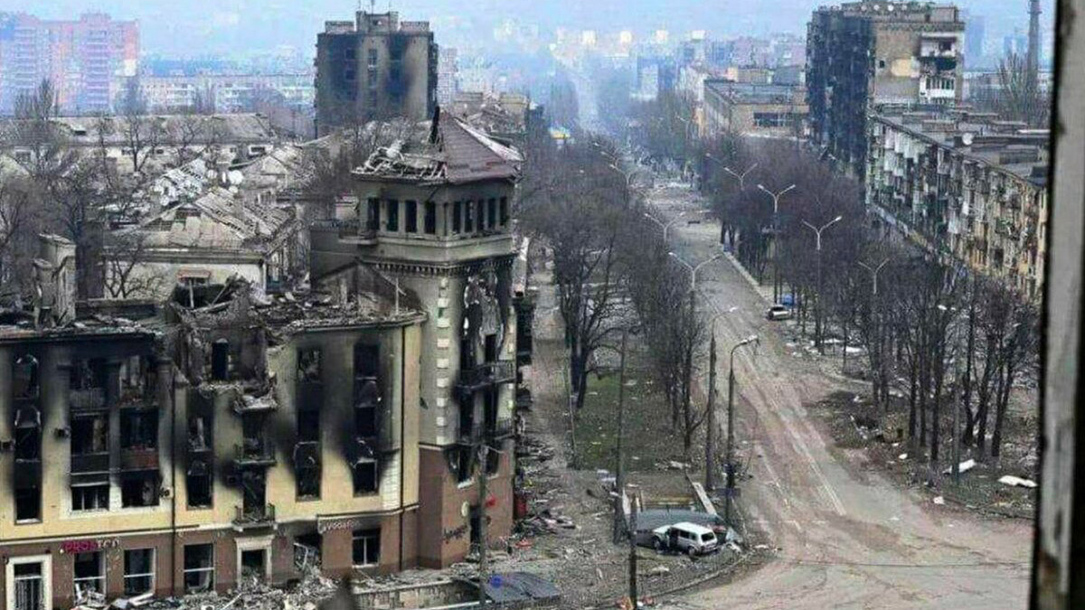 Ucraina, a Mariupol scoperta una fossa comune con 100 corpi: "Le strade sono tombe permanenti"
