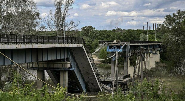 Ucraina, nel Donbass situazione drammatica: crollato il ponte a Severodonetsk