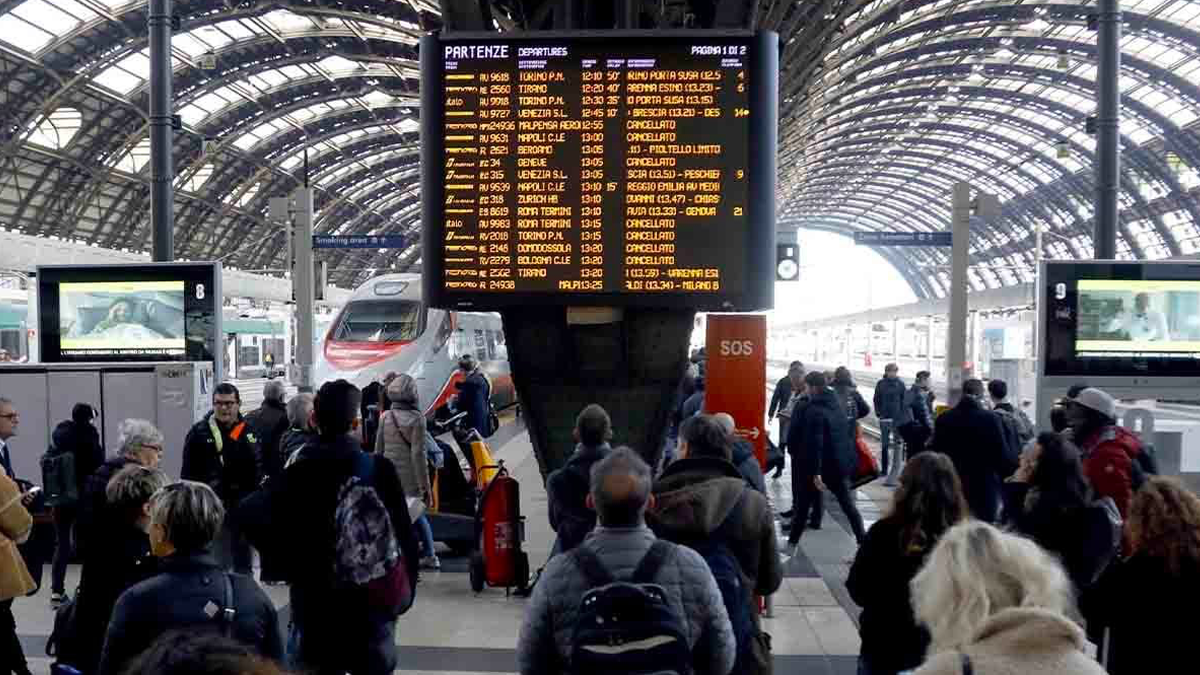 Sciopero dei treni, ritardi e disagi per chi viaggia: ecco quanto durerà e per cosa protestano i lavoratori