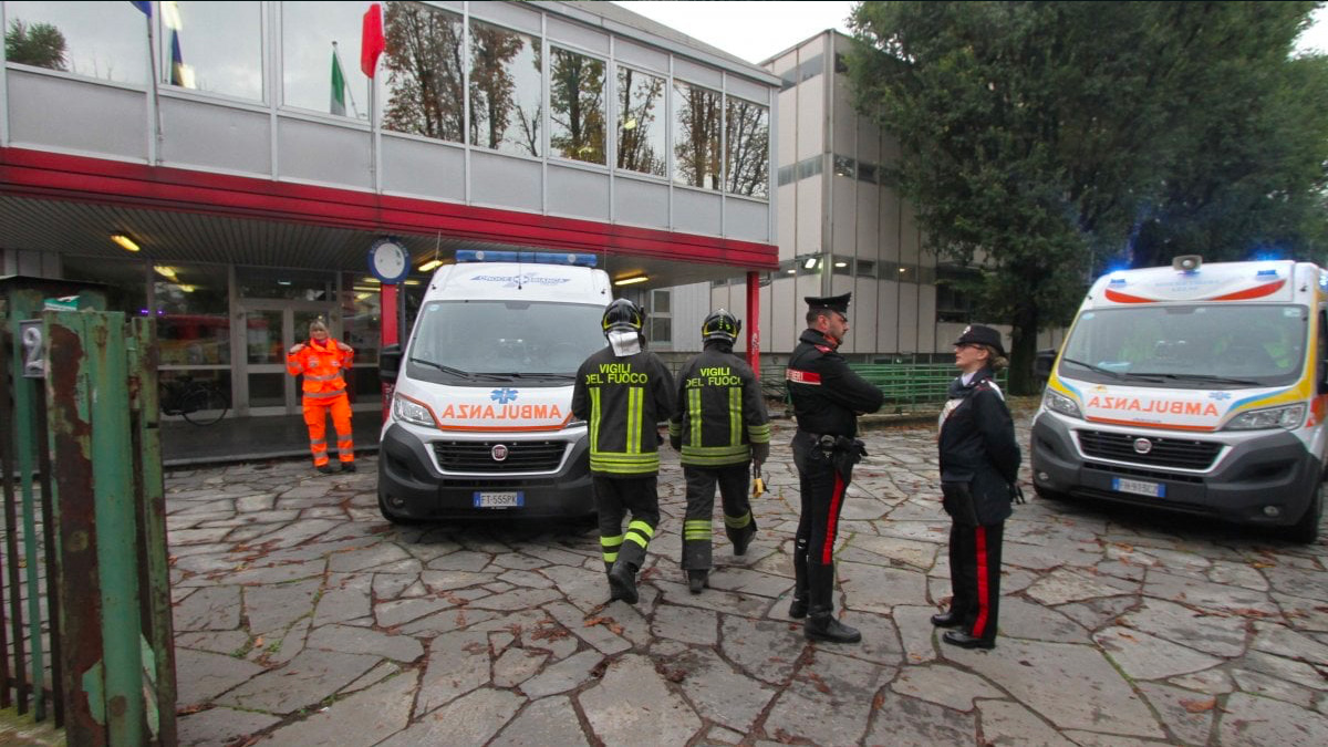 Esplode batteria del telefono in uno zaino: sette studenti e una professoressa ricoverati in ospedale