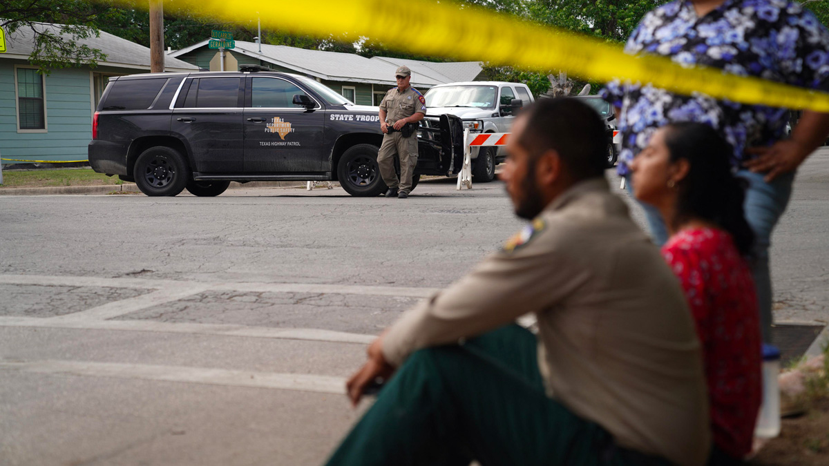 strage-texas Strage in Texas, la rabbia dei genitori: "Gli agenti sono entrati tardi nella scuola"