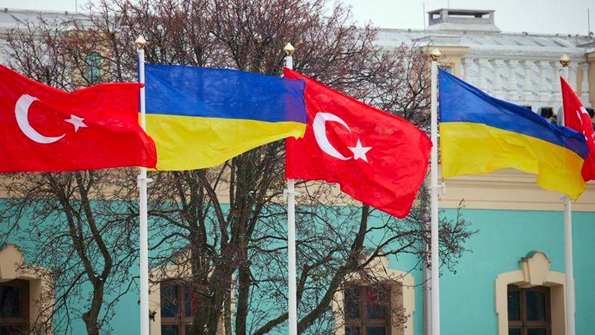 turchia-ucraina-bandiere Ucraina, la Turchia offre una nave per evacuare soldati e civili dell'acciaieria Azovstal
