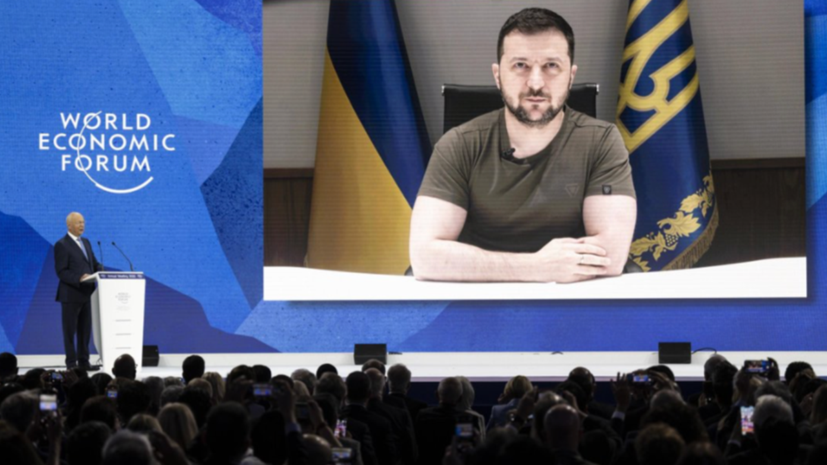 Ucraina, Zelensky al Wef: "Embargo completo sul petrolio russo, abbiamo bisogno di armi"