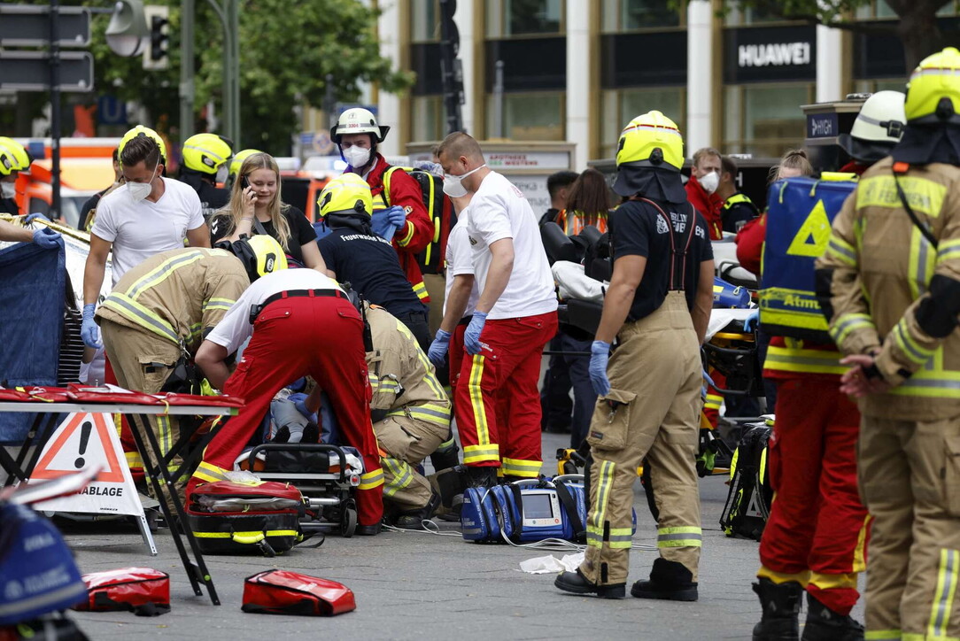 Torna il terrore a Berlino: auto su una scolaresca. Morta l'insegnante, 13 feriti, 5 sono gravissimi