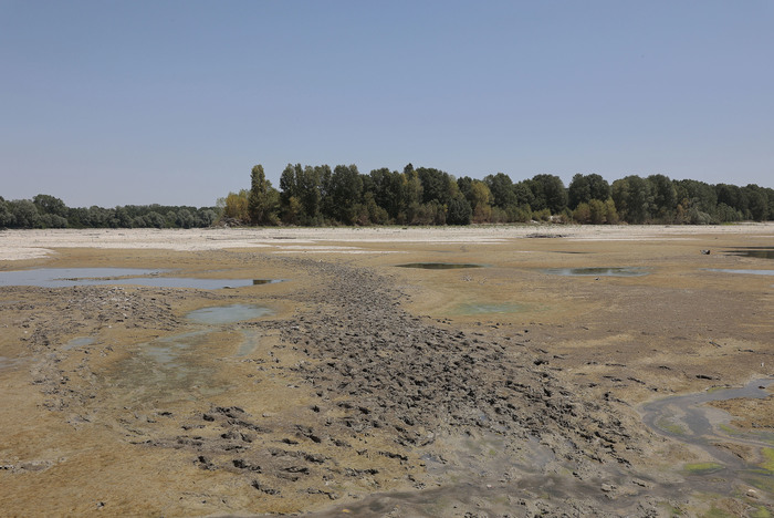 Fiume Po in secca in Lombardia Allarme rosso per il Po, Patuanelli: "Grave emergenza, vertice tra ministeri"