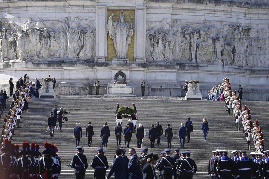 2 Giugno: Mattarella depone corona all’Altare della Patria Torna la parata dopo due anni. Mattarella all'Altare della Patria: "Insieme per la pace"