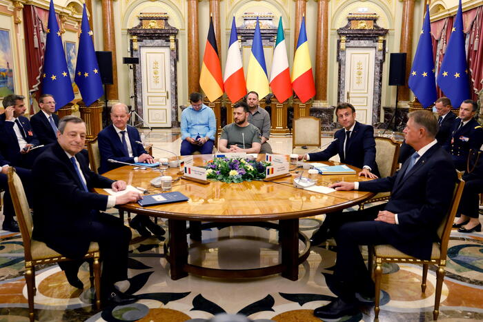 Draghi, Macron e Scholz a colloquio con Zelensky: "Avete il mondo dalla vostra parte"