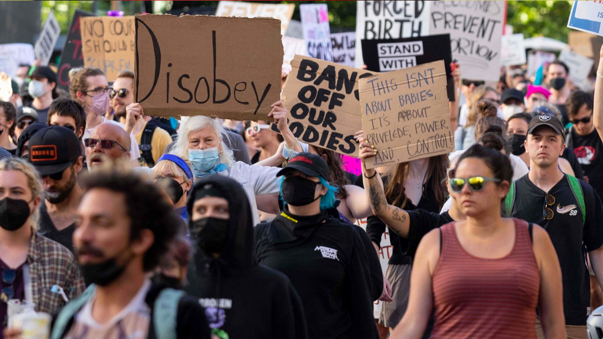 aborto-usa Aborto, in Arizona le proteste arrivano al Senato: i manifestanti tentano l'assalto, fermati dalla polizia