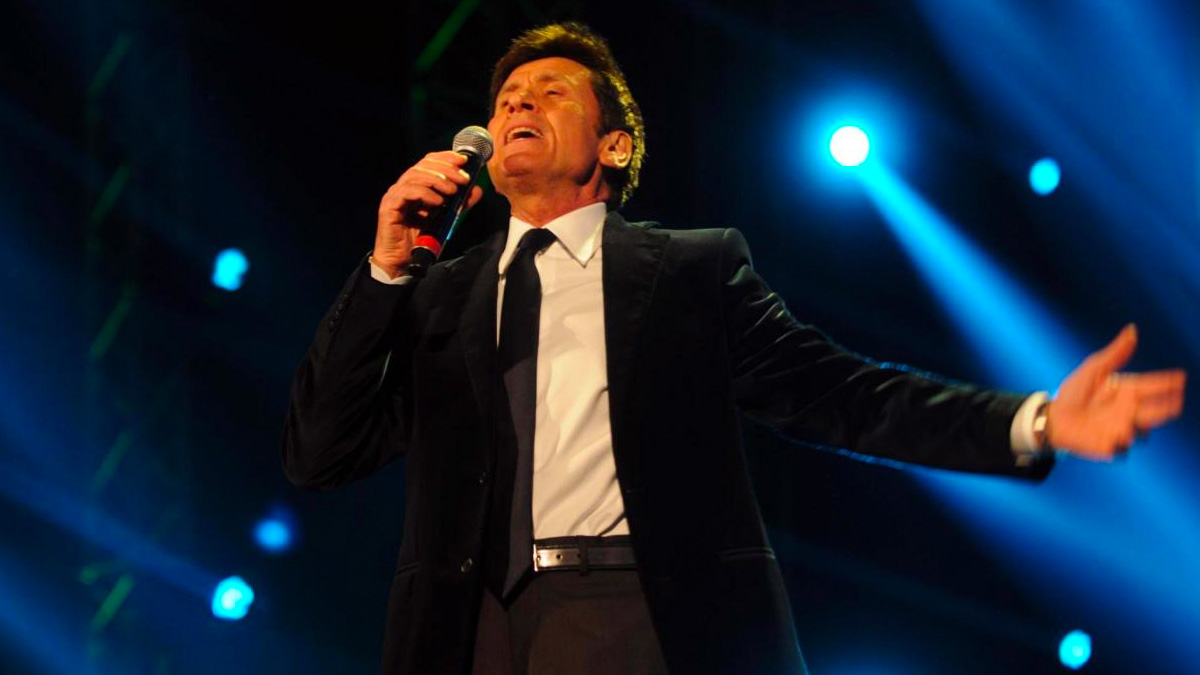 Gianni Morandi, questa sera alle 20.30 su Rai1 "Il Canto degli italiani", in diretta dall'Arena di Verona