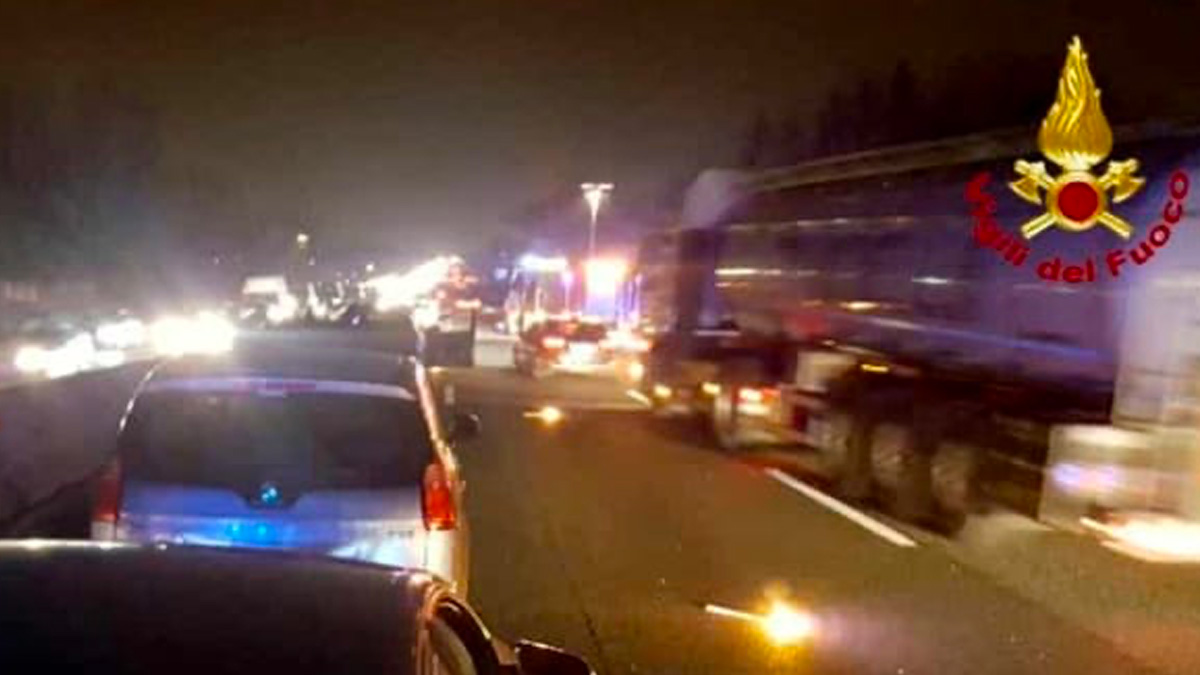 incidente-autostrada Incidente sulla A4, si ribalta il pulmino di una squadra giovanile: morto un 12enne