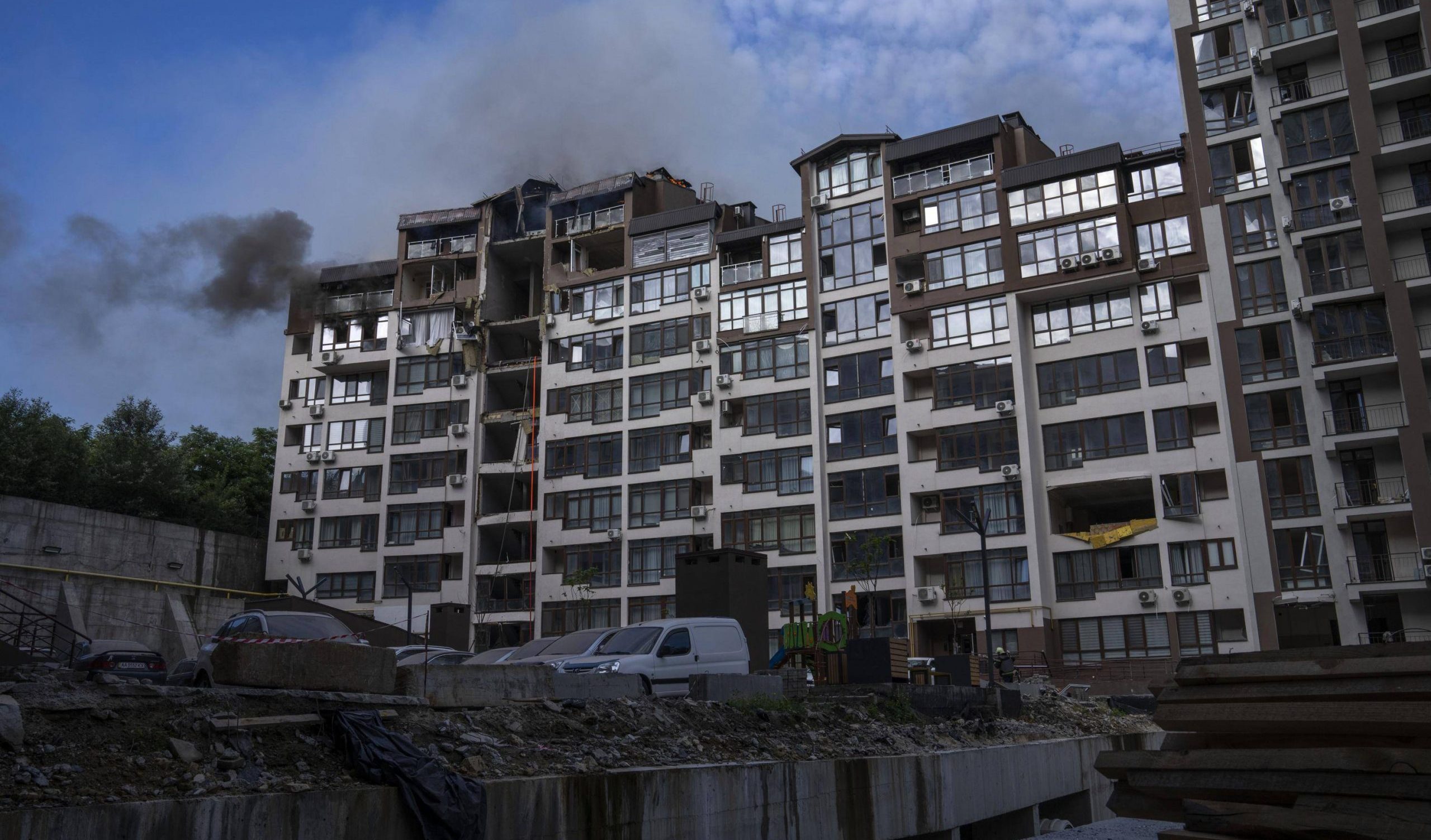 Putin, nuovi crimini di guerra: 14 missili contro obiettivi civili a Kiev. Colpito anche un asilo nido