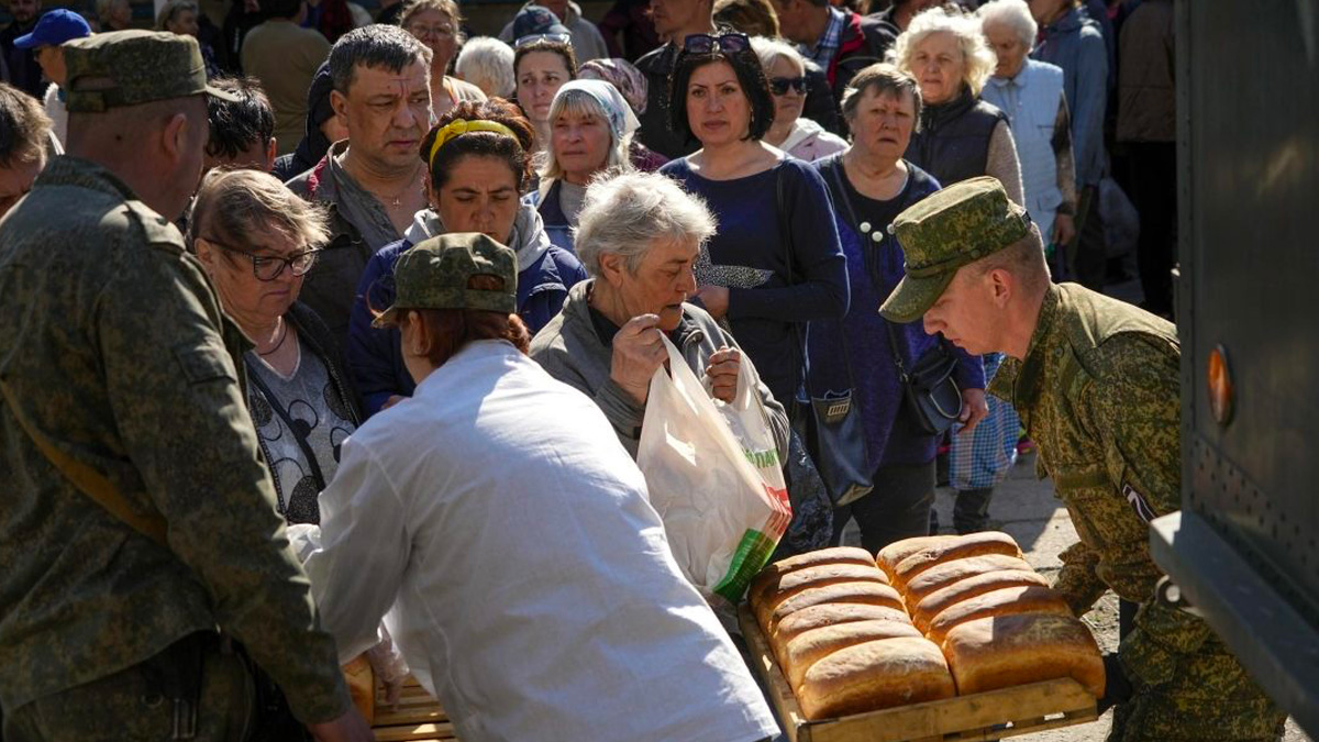 Ucraina, a Mariupol scarseggia il cibo: "I rifornimenti degli occupanti non bastano più"