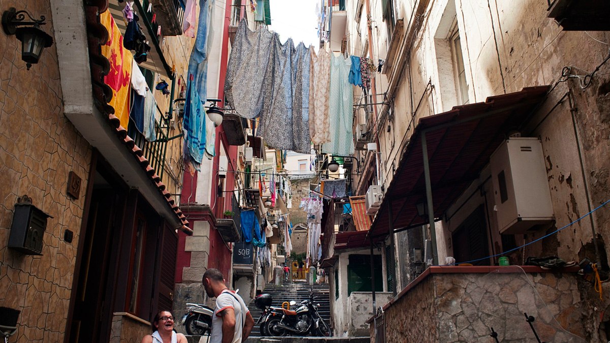 napoli-panni-stesi Napoli, la polizia vieta i panni stesi ai balconi. Ma il sindaco risponde: "L'ordinanza non esiste". Cosa accade?