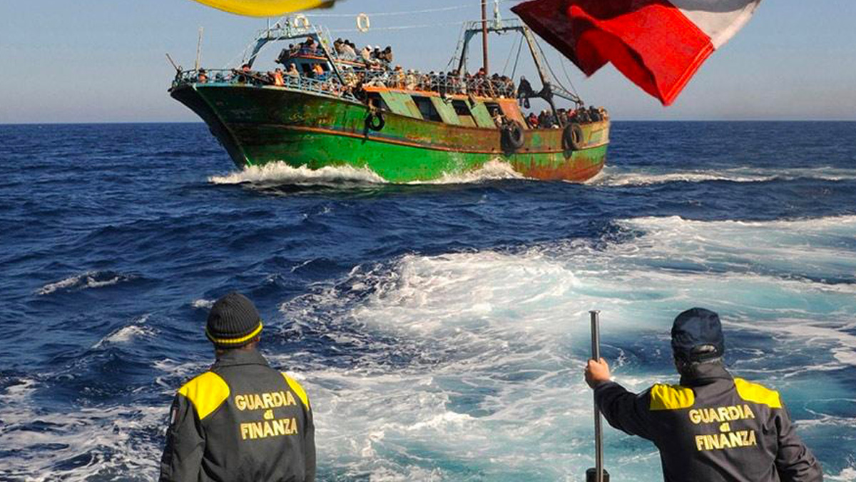 Migranti, Lampedusa allo stremo: 180 sbarchi nella notte, autorità al lavoro per alleggerire l'hotspot