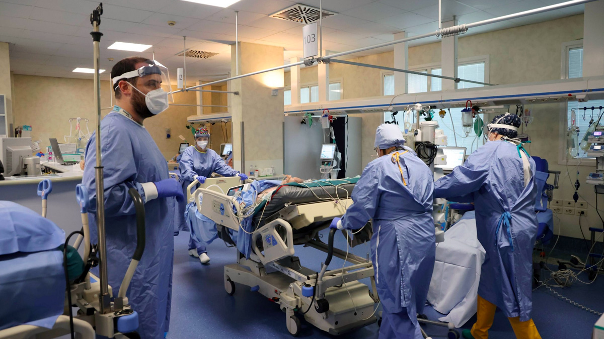 Covid, aumentano ricoveri e morti e compare la sotto-variante Xbb