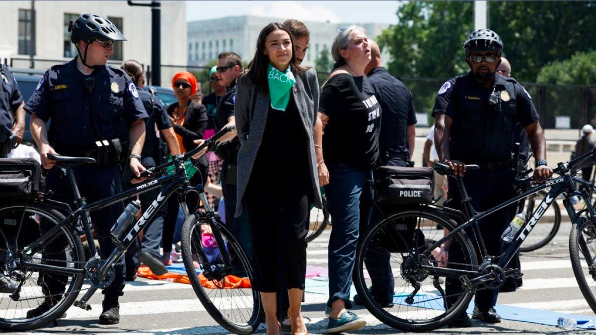 Usa, Alexandria Ocasio Cortez arrestata a una manifestazione pro aborto