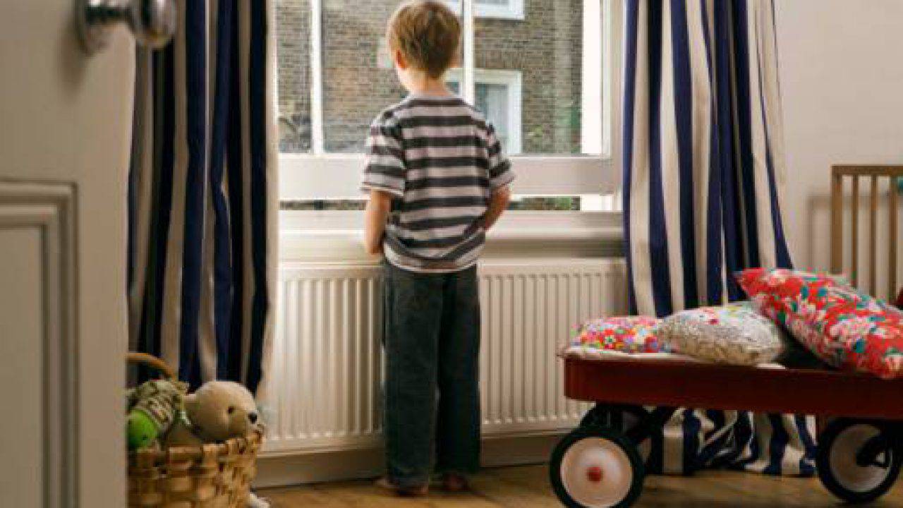 bambino-solo-casa Partono per le vacanze e scordano a casa il figlio di 7 anni: sembra un film, ma è successo a Bologna