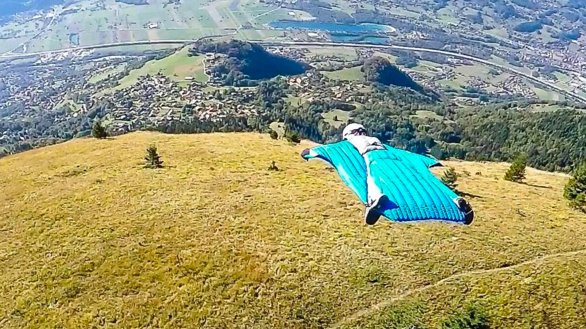 Base jumper muore precipitando dal Monte Bianco: si era lanciato con la tuta alare