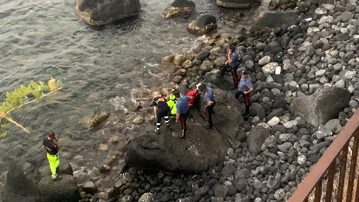 cadavere-catania-scogliera Catania, uomo di 70 anni muore incastrato in una scogliera: il corpo recuperato dai sommozzatori