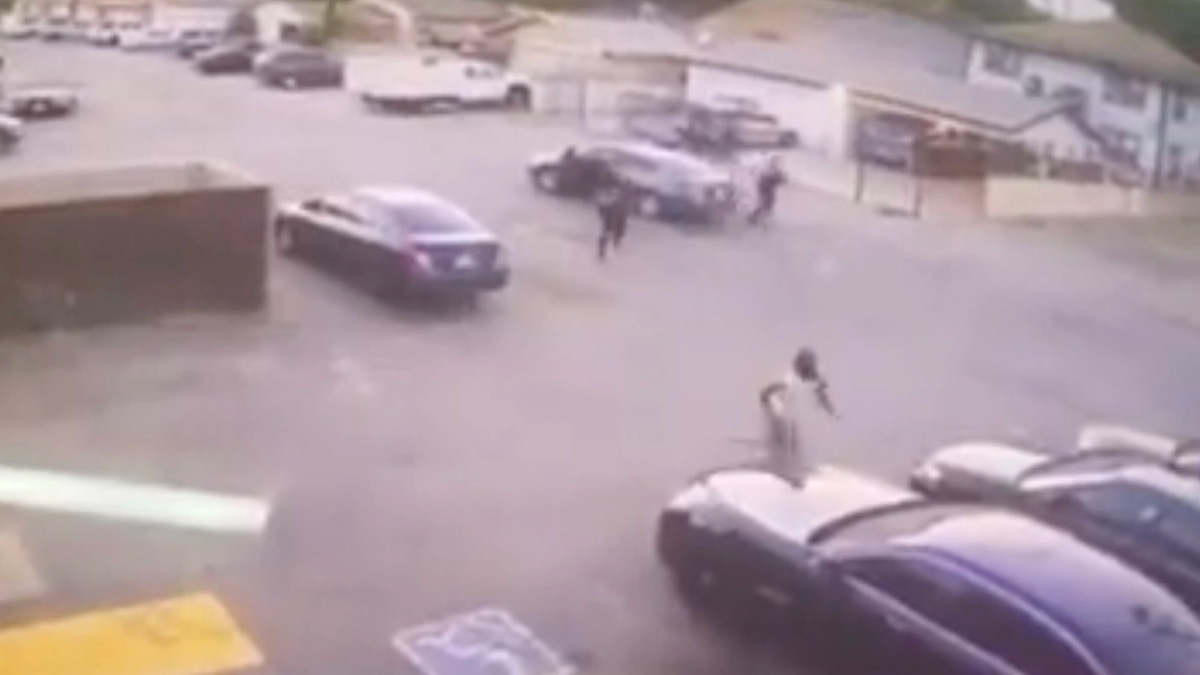 California, la polizia spara a un afroamericano di 23 anni: il video dell'omicidio