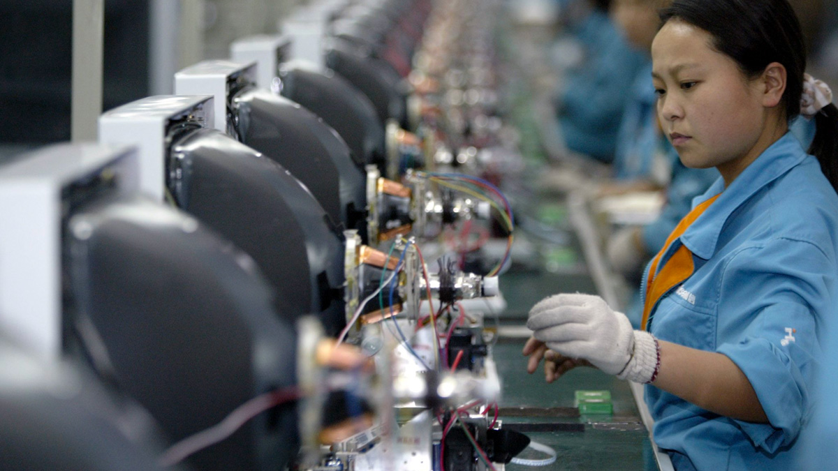cina-economia-pil L'economia cinese crolla: -13,7% a Shangai, il Pil si ferma al + 0,4%