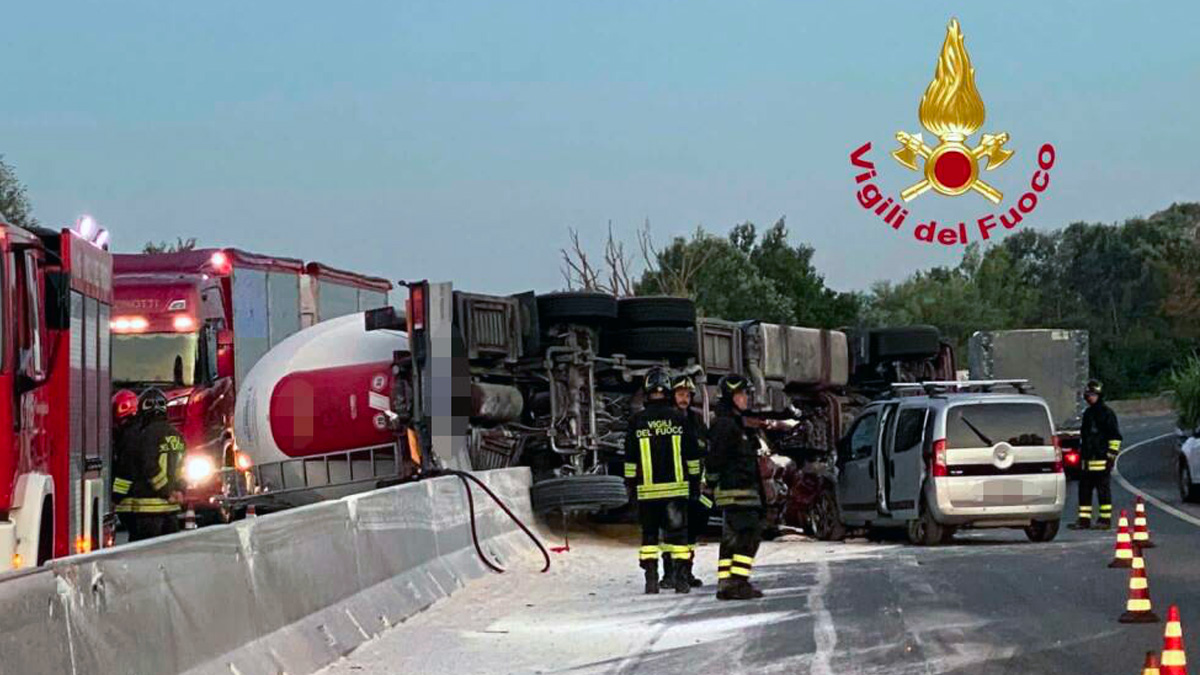 fipili-camion-farina Fi-Pi-Li, si ribalta un camion che trasportava farina: traffico in tilt dall'alba