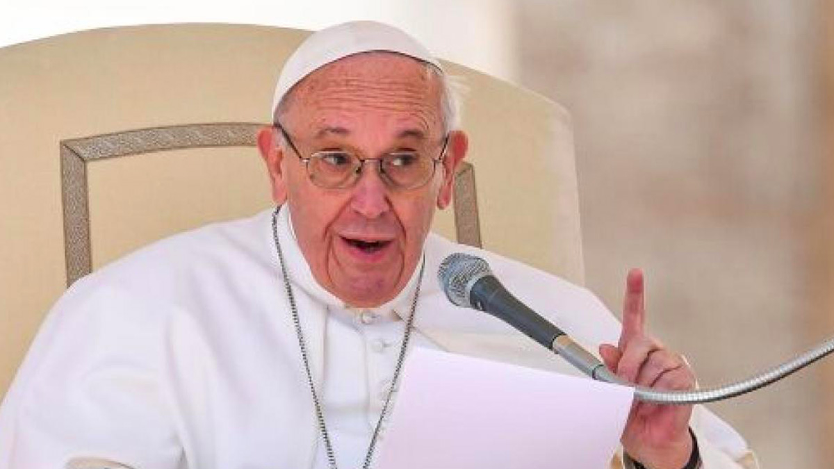 Papa Francesco: "Chi pensa alle armi nucleari è un pazzo, nel mondo progresso e regresso si intrecciano"