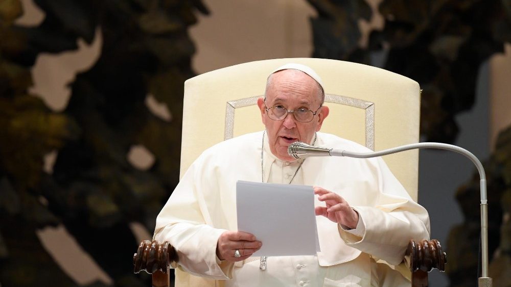 Ucraina, il Papa: "Quelli che guadagnano con la guerra sono delinquenti"
