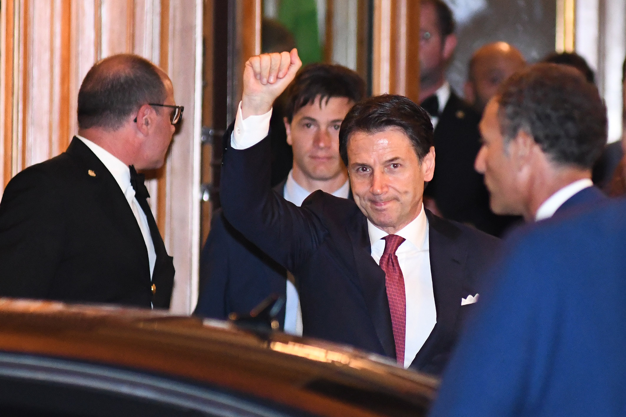 conte-pugno Gli elettori M5s si sentono più di sinistra rispetto a quelli del Pd