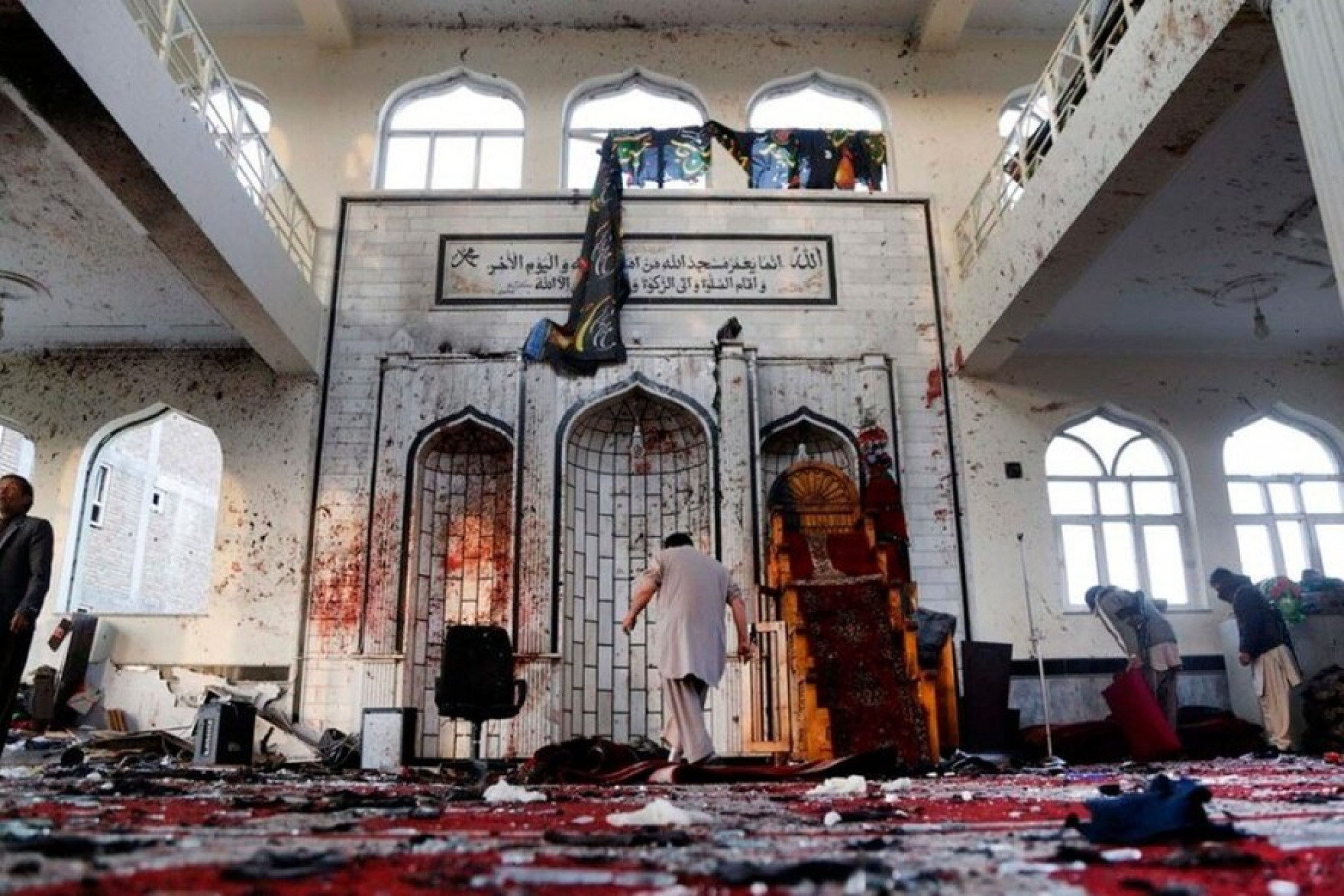 moschea-kabul-esplosione Kabul, esplosione in una moschea: almeno 20 morti, ma il bilancio è destinato a salire