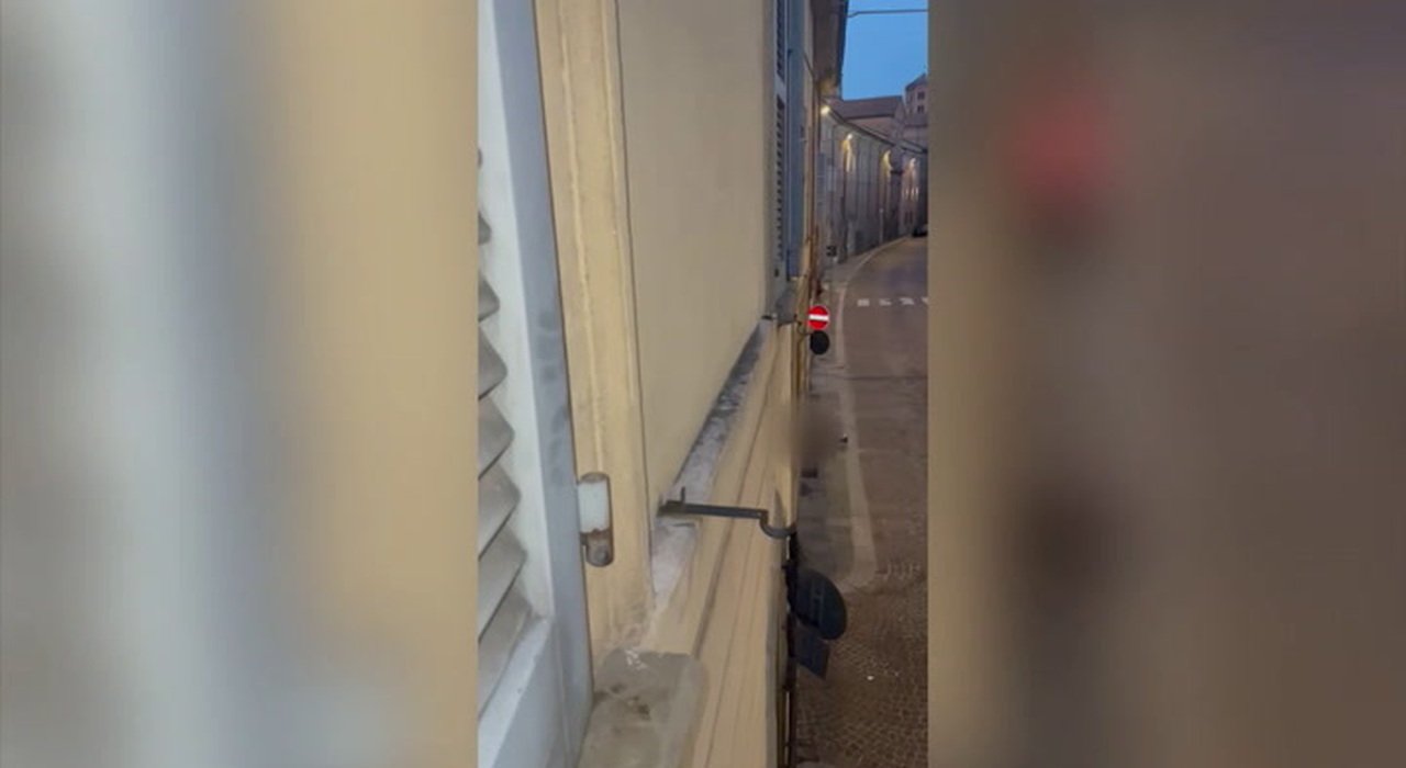 Stupro di Piacenza, la vittima è stata riconosciuta dai conoscenti nel video: "Sono disperata"