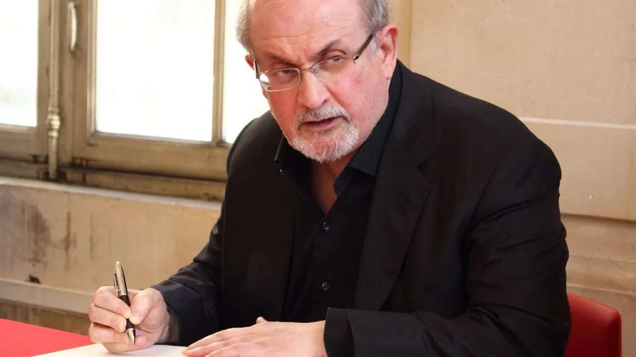 Il calvario di Salman Rushdie: "Ha perso un occhio e l'uso di una mano"