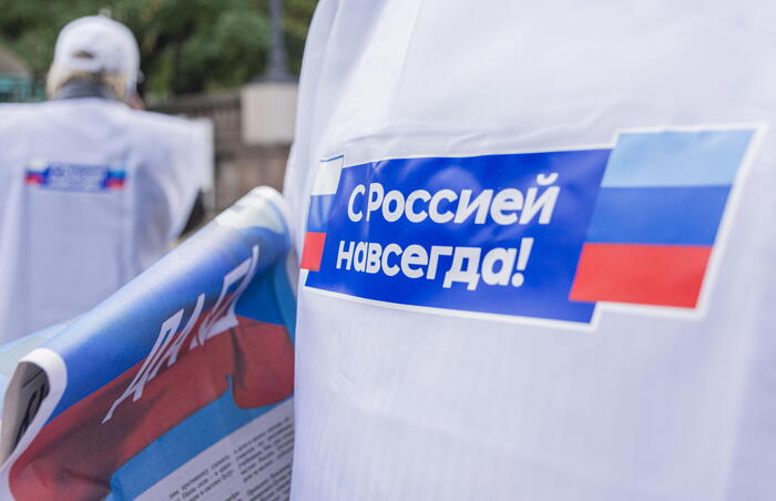 Primo giorno di referendum nelle regioni occupate: popolazione costretta a votare dai militari russi