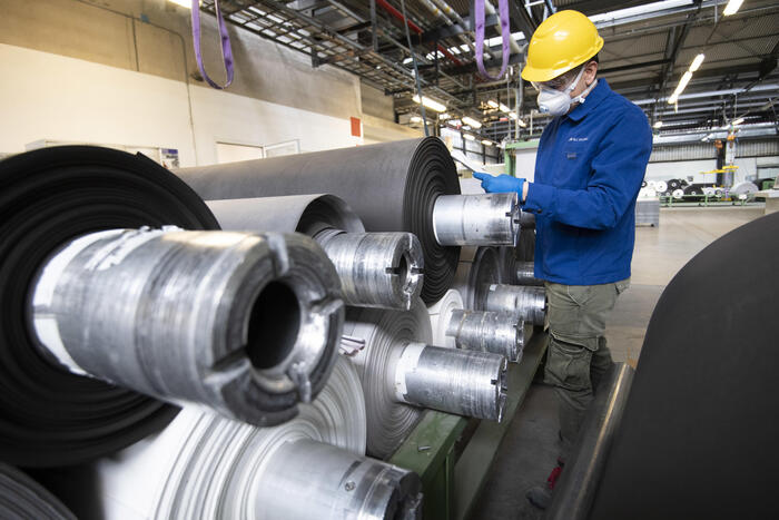 FATTURATO INDUSTRIA BALZA AL TOP DAL 2000, AUMENTA LA FIDUCIA Confartigianato lancia l'allarme: nei prossimi mesi a rischio 881mila piccole imprese e 3,5 milioni di posti lavoro