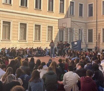 104558884-1944d8b6-4b0c-4a6a-9705-645c568bd4cf A Milano il primo Liceo occupato dopo la vittoria di Giorgia Meloni