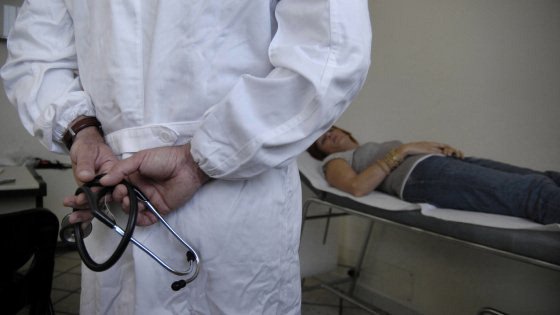 184437524-b32eed4c-dcac-4e9d-85c7-00139be7a9a4 Abusava delle sue pazienti minorenni: arrestato un medico 69enne