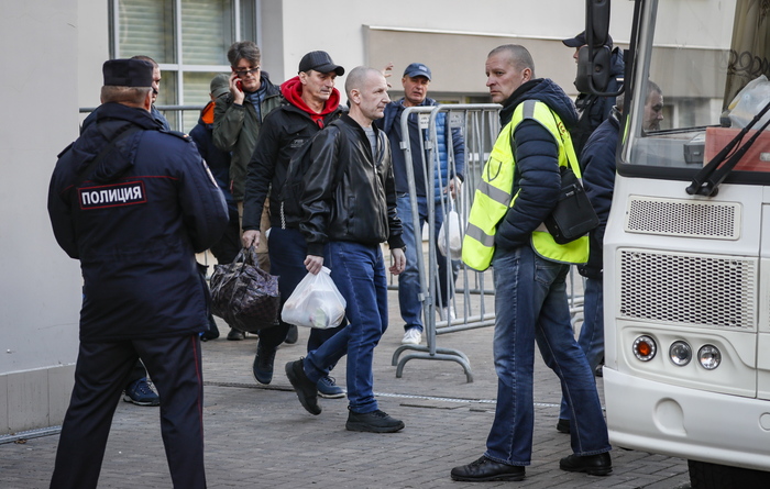 Russian conscripted men at a Moscow recruiting office during Russia’s partial military mobilization Mosca ritira il passaporto ai cittadini maschi per il reclutamento