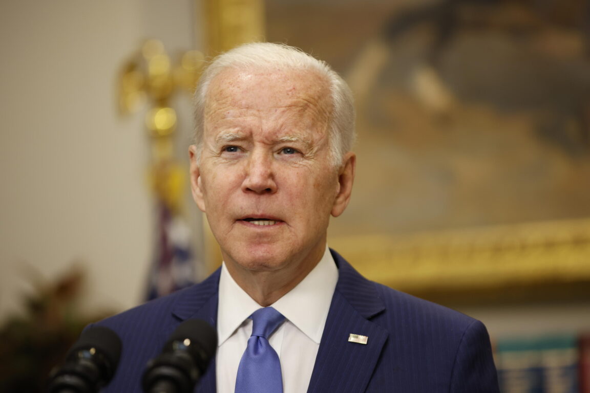 Biden riceve la quinta dose di vaccino anti Covid: a luglio si era ammalato e aveva avuto anche una ricaduta