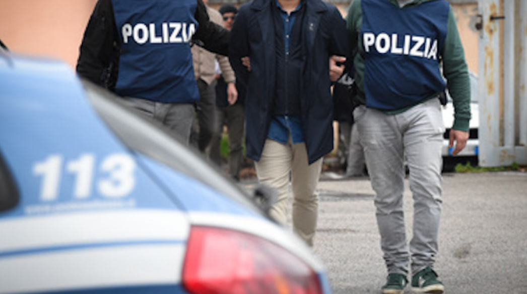 Una 43enne uccisa dall'ex compagno fuori dalla clinica dove lavorava: l'uomo ha usato un fucile, poi si è costituito