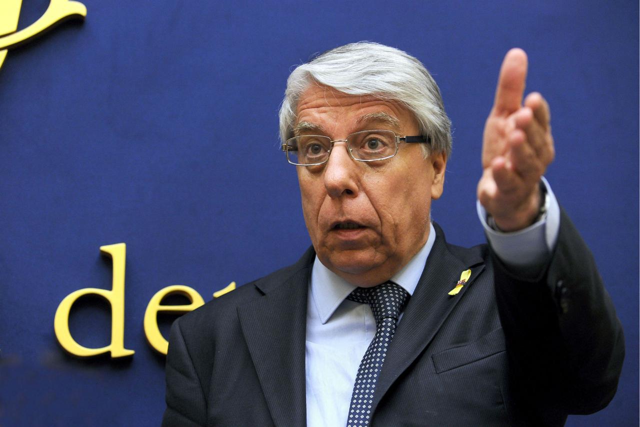 Omofobia: Giovanardi presenta un esposto per vietare la puntata 'arcobaleno" di Peppa Pig Omofobia: Giovanardi presenta un esposto per vietare la puntata 'arcobaleno" di Peppa Pig