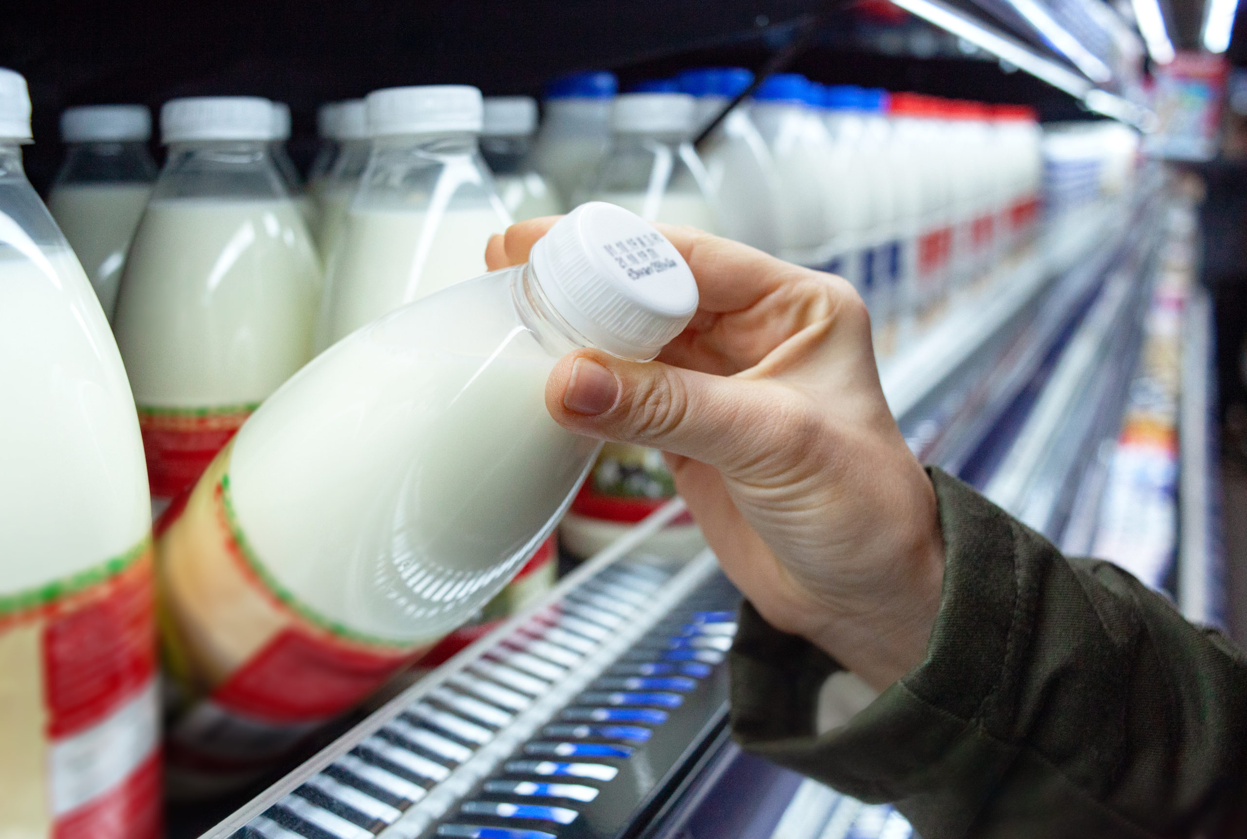Anche il prezzo del latte aumenterà fino a 2 euro al litro: ecco perché