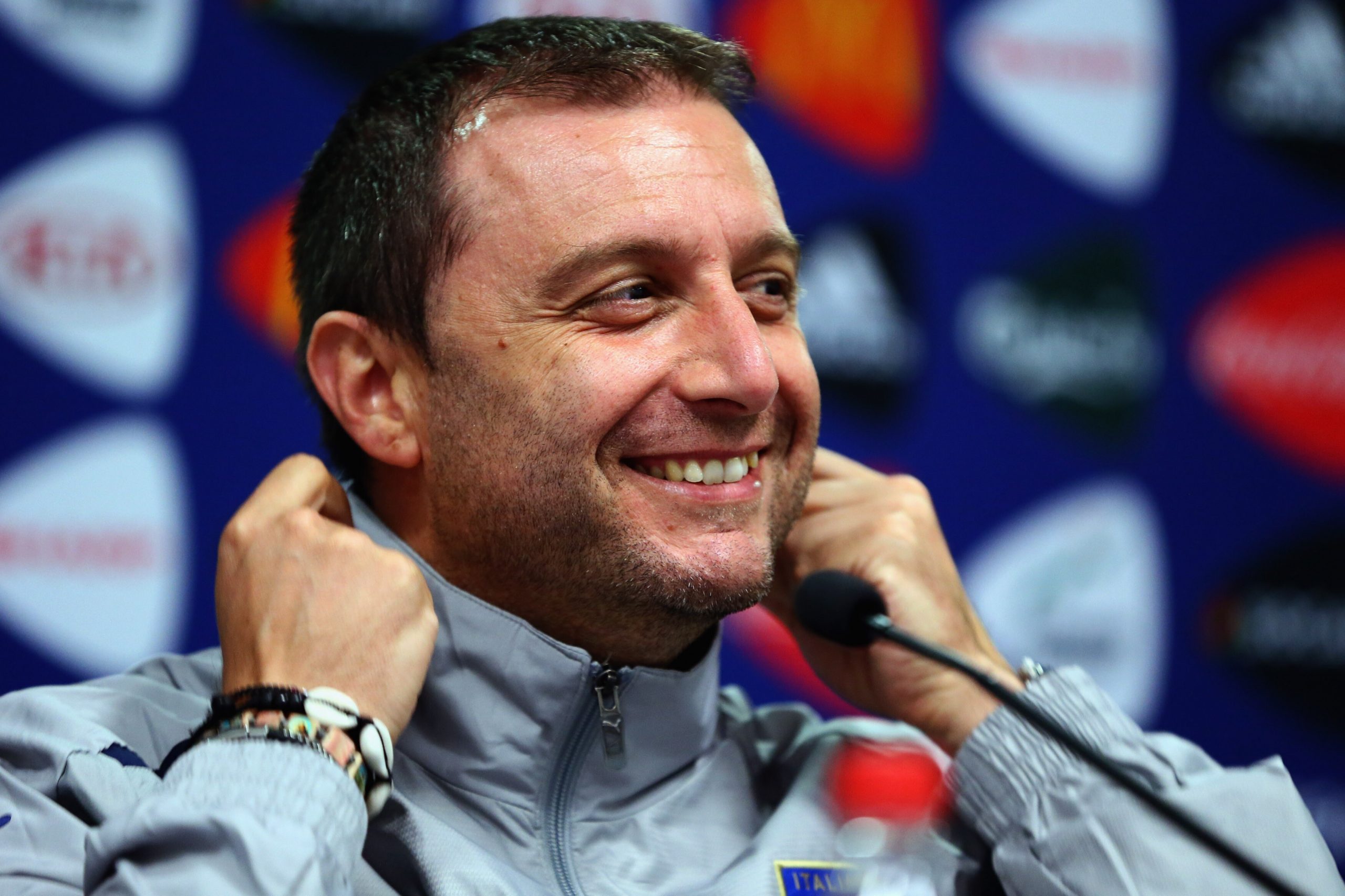 Devis Mangia si difende dalle accuse: "Mai lesa la dignità sessuale di nessuno, sono notizie false"