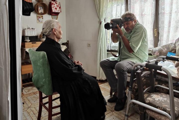 “Sono esseri umani molto affascinanti”: i centenni dell’Ogliastra visti attraverso gli scatti di Olivero Toscani