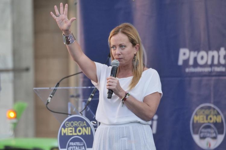 meloni_palco_milano_mano_fg_ipa Meloni risponde alle accuse sui soldi russi: "Querelo l'ex ambasciatore Usa"