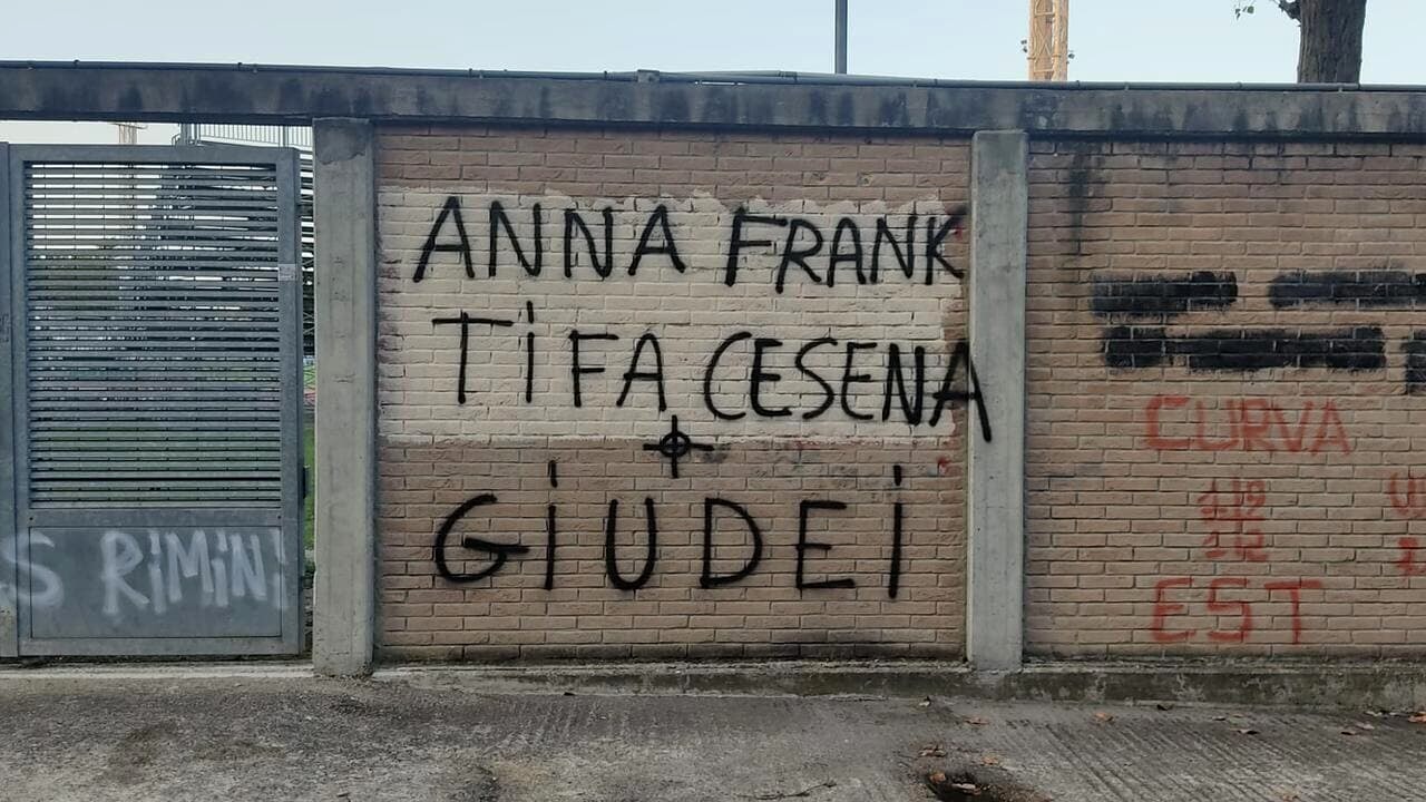 Cori e scritte anti-semite allo stadio di Rimini: la condanna dell'Anpi Cori e scritte anti-semite allo stadio di Rimini: la condanna dell'Anpi